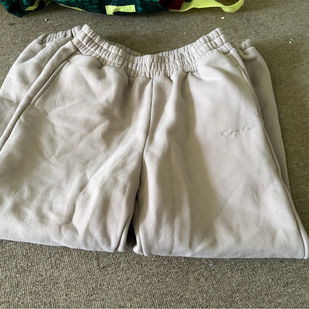 Comfrt Women's Cream sweatpants